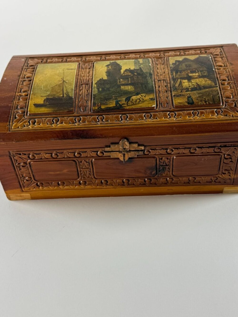 Vintage No Feet Cedar Carved 3 Panel Countryside Keepsake Jewelry Box W/Mirror